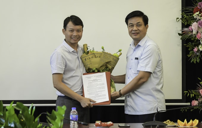 Tiến sĩ, Luật sư Đỗ Ngọc Thịnh, Chủ tịch Liên đoàn Luật sư Việt Nam trao Quyết định bổ nhiệm Phó Tổng Biên tập Tạp chí Luật sư Việt Nam cho Nhà báo Trần Mạnh Quyết.