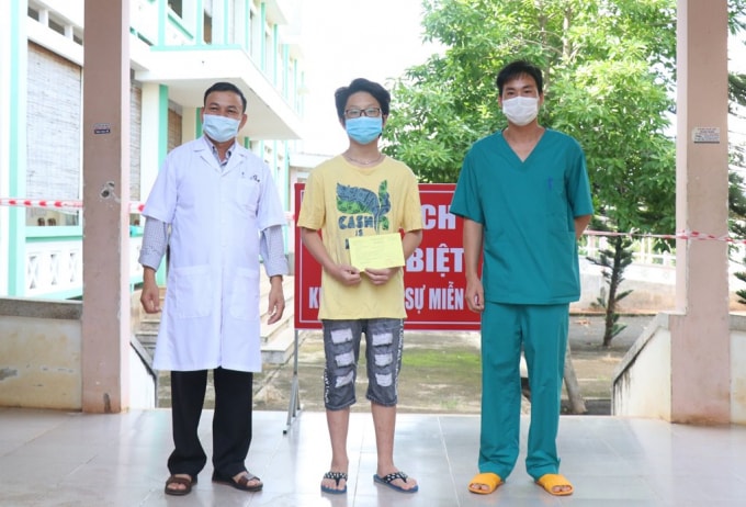 Bác sĩ Bệnh viện Lao và bệnh phổi tỉnh Đắk Lắk trao Giấy chứng nhận khỏi bệnh cho bệnh nhân số 602