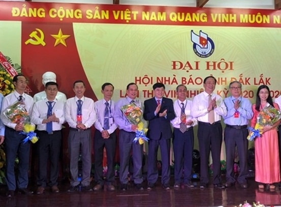 Lãnh đạo Hội Nhà báo Việt Nam tặng hoa Ban Chấp hành Hội Nhà báo tỉnh Đắk Lắk nhiệm kỳ 2020-2025.