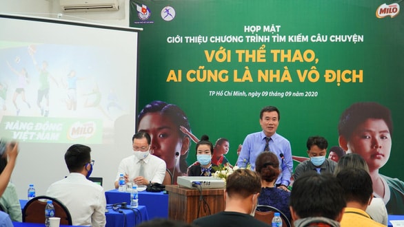 Phó chủ tịch thường trực Hội Nhà báo TP.HCM Dương Vũ Thông phát biểu tại buổi họp báo - Ảnh: Viên Lê