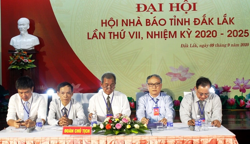 Đoàn Chủ tịch điều hành đại hội.
