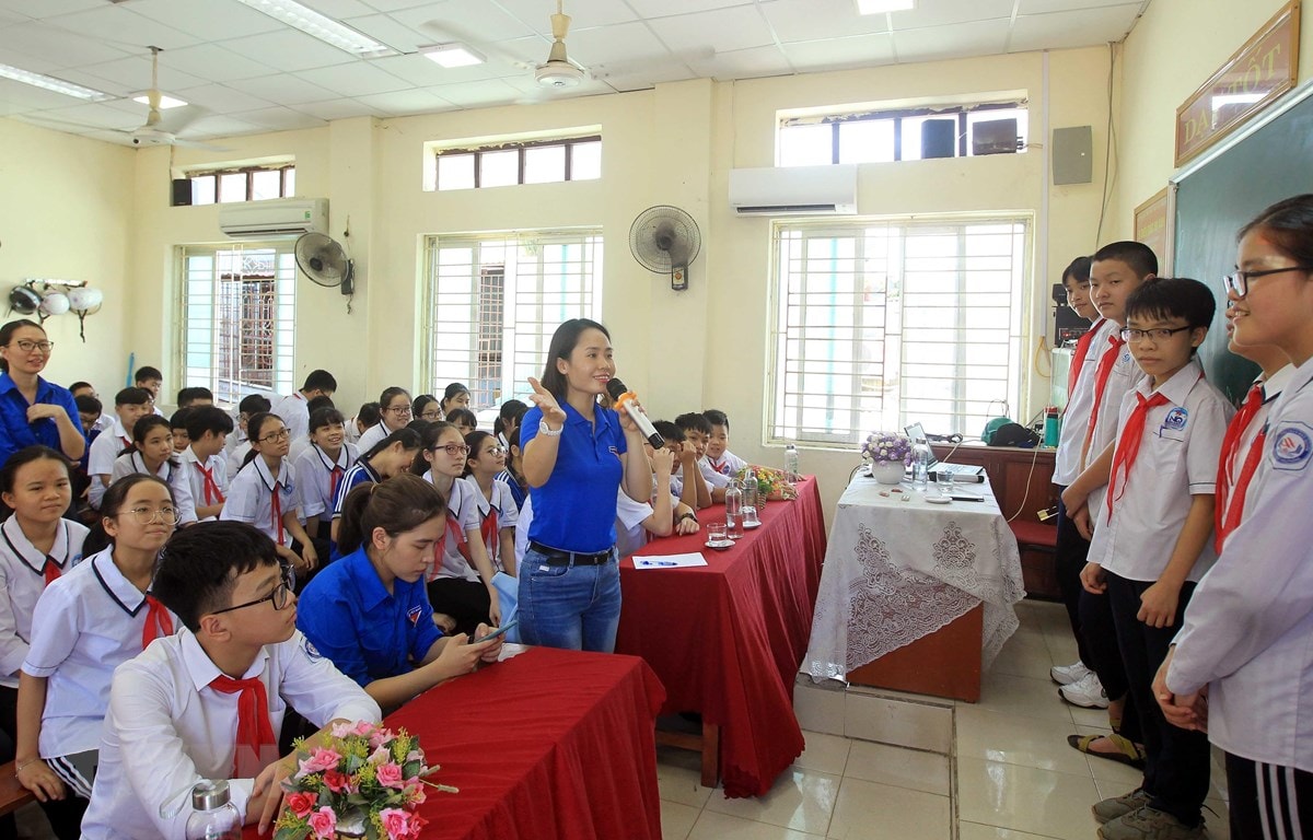 Đoàn thành niên Thông tấn xã Việt Nam hướng dẫn chơi trò chơi tìm hiểu và nhận biết một số loại hình về Fake news tại Hải Phòng. (Ảnh: An Đăng/TTXVN)