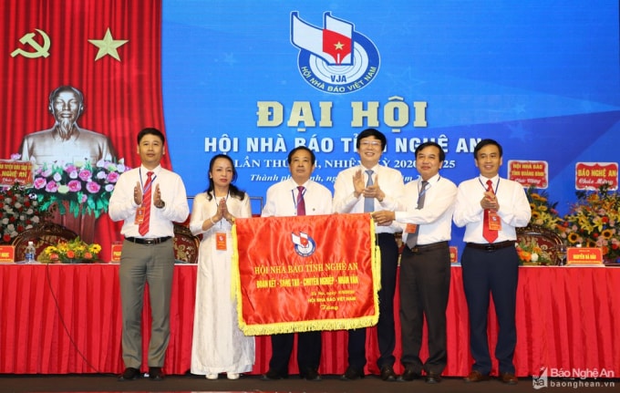 Nhà báo Hồ Quang Lợi – Phó Chủ tịch Thường trực Hội Nhà báo Việt Nam trao Bức trướng của Hội Nhà báo Việt Nam tặng Hội Nhà báo Nghệ An. Ảnh: Phạm Bằng