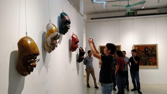 Một cuộc triển lãm diễn ra tại Vicas Art Studio.