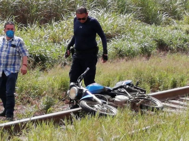 Một chiếc xe máy được tìm thấy tại hiện trường vụ án ở Veracruz. Ảnh: Reuters