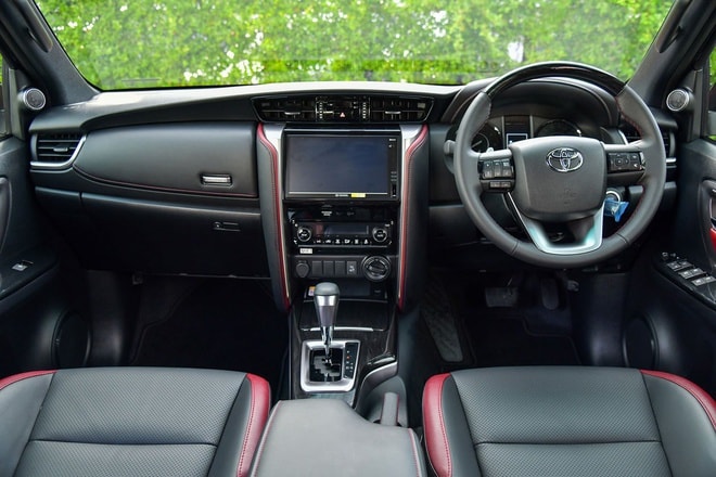 Khoang lái của Toyota Fortuner 2021 không có nhiều sự thay đổi so với thế hệ tiền nhiệm. Ảnh: Motortrivia