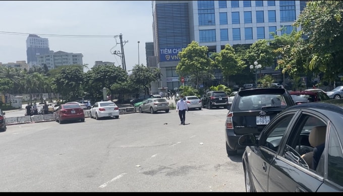 Bãi xe không phép đối diện trường Đại học Giao thông Vận tải thuộc phường Ngọc Khánh