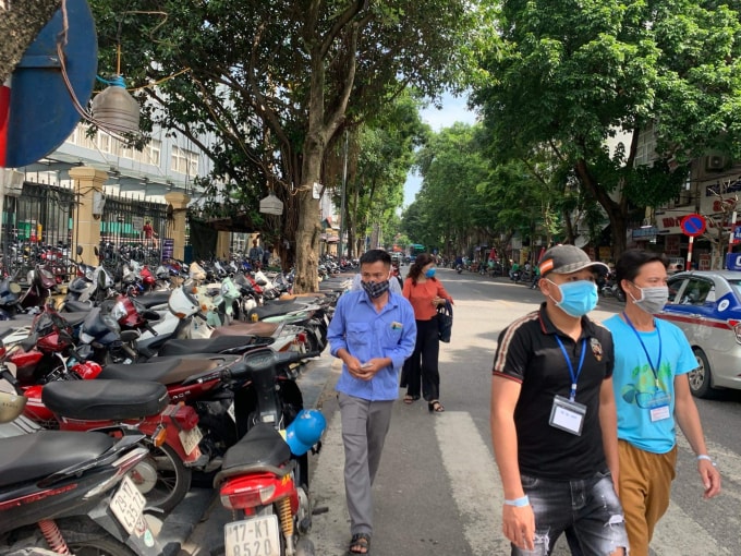 Người đi bộ đã không còn vỉa hè vì công ty Tùng Linh chiếm dụng
