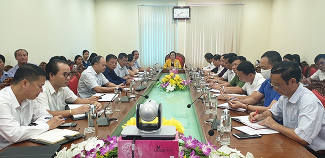 Lãnh đạo ban Tuyên giáo Tỉnh uỷ cùng các đại biểu dự Hội nghị tại điểm cầu tỉnh Hưng Yên. Ảnh: TL.