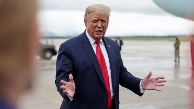 Tổng thống Hoa Kỳ Donald Trump nói chuyện với các phóng viên khi lên Không lực Một khi ông rời Washington để tới Michigan tại Căn cứ chung Andrews, Maryland vào ngày 10 tháng 9. Ảnh: Reuters