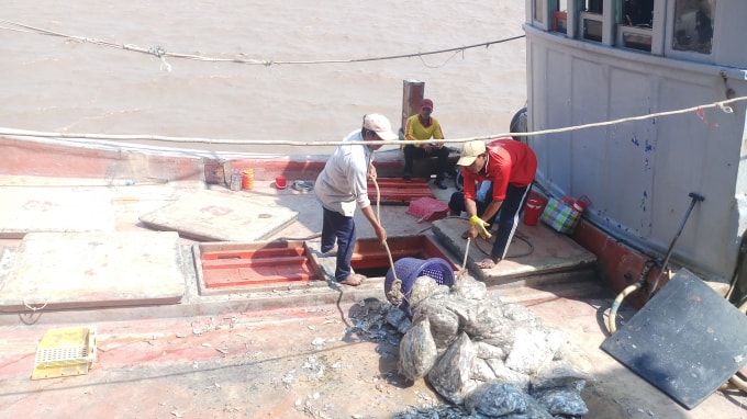 Việc xây dựng cầu qua sông Gành Hào tạo điều kiện thuận lợi cho sản xuất, trao đổi, mua bán hàng hóa của người dân. (Ảnh: Minh Luân)