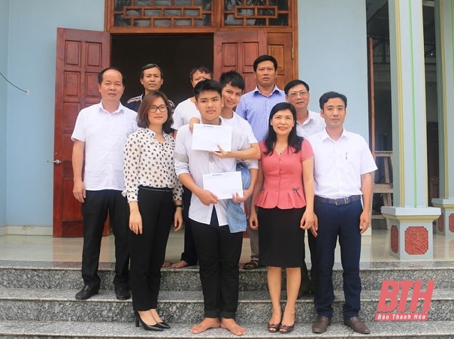 Đồng chí Trần Thị Thủy - Phó Tổng Biên tập Báo Thanh Hóa trao tiền hỗ trợ từ Quỹ “Tấm lòng vàng” Báo Thanh Hóa cho hai em Ngô Văn Hiếu và Nguyễn Tất Minh, xã Đồng Thắng (Triệu Sơn).