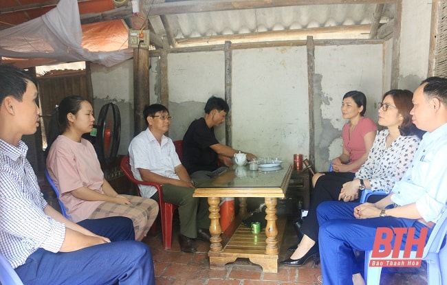 Đồng chí Trần Thị Thủy - Phó Tổng Biên tập Báo Thanh Hóa trao tiền hỗ trợ từ Quỹ “Tấm lòng vàng” Báo Thanh Hóa cho em Lê Thị Hằng.