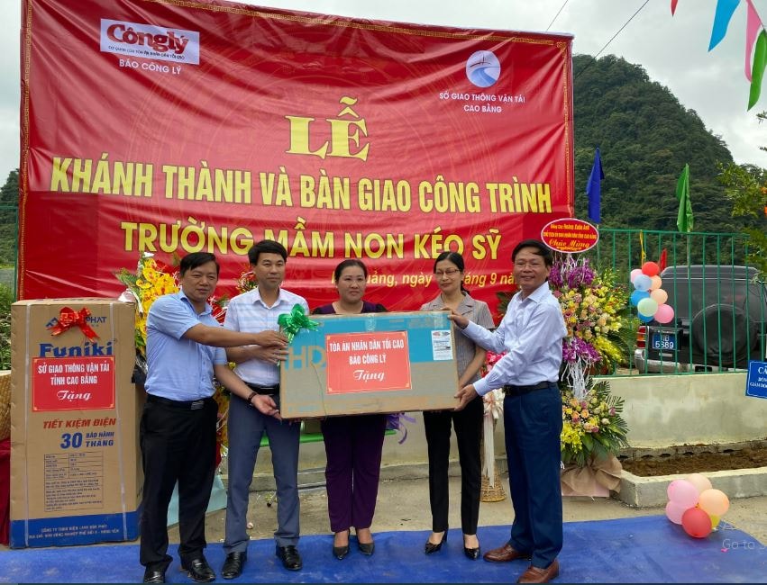 Lãnh đạo báo Công lý và các cấp chính quyền địa phương tặng quà cho Nhà trường.