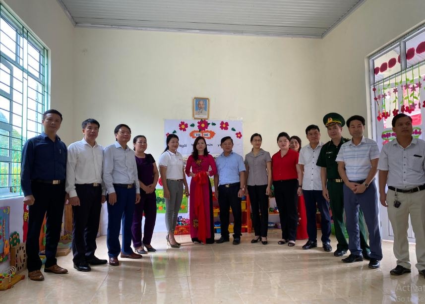 Đoàn công tác và các cấp chính quyền địa phương thăm quan điểm trường.