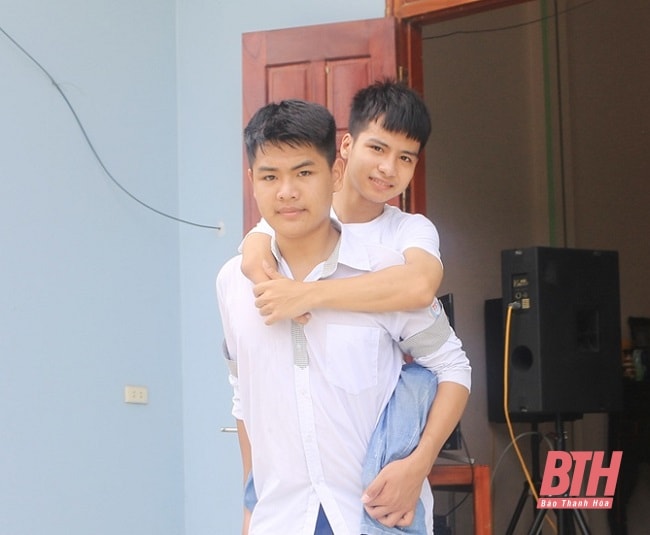 Nguyễn Tất Minh và Ngô Văn Hiếu là đôi bạn cõng nhau 10 năm đến trường