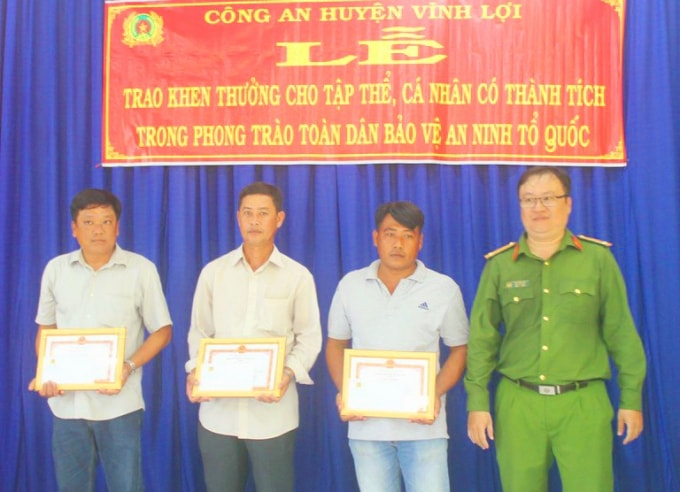 Giám đốc Công an tỉnh Bạc Liêu khen thưởng đột xuất cho 3 nông dân dũng cảm bắt cướp. (Ảnh: Trần Thanh Phong)