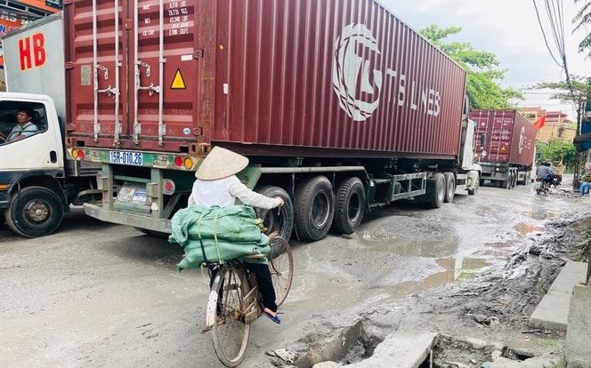 Phố Keo (xã Kim Sơn, huyện Gia Lâm) xuống cấp nghiêm trọng do mỗi ngày phải