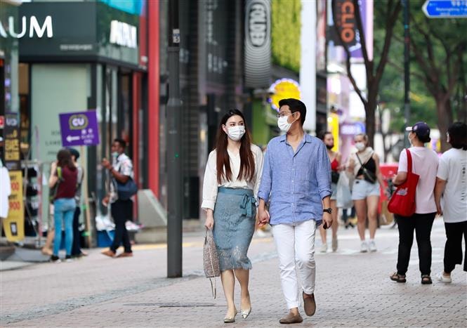 Người dân đeo khẩu trang phòng lây nhiễm COVID-19 tại Seoul, Hàn Quốc, ngày 5/9/2020. Ảnh: THX/ TTXVN
