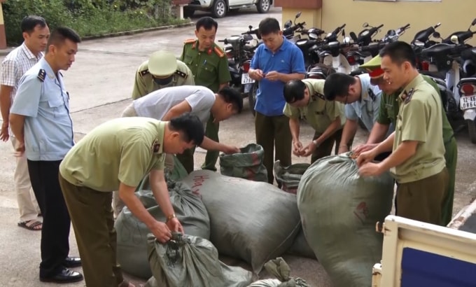 Các đối tượng khi bỏ chạy để lại 12 bao hàng chứa nguyên liệu thuốc bắc như Đại Hoàng, Bạch hoa xà, Kim ngân, Mộc qua,... tổng trọng lượng gần 350 kg. Ảnh: TL