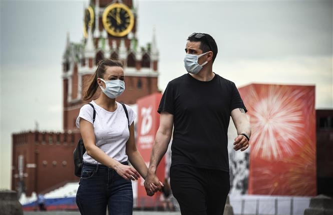 Người dân đeo khẩu trang phòng dịch COVID-19 tại Moskva, Nga ngày 15/6/2020. Ảnh: AFP/TTXVN.