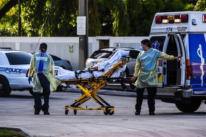Chuyển bệnh nhân COVID-19 tới bệnh viện ở Coral Gables, gần Miami, Mỹ, ngày 30/7/2020. Ảnh: AFP/TTXVN.