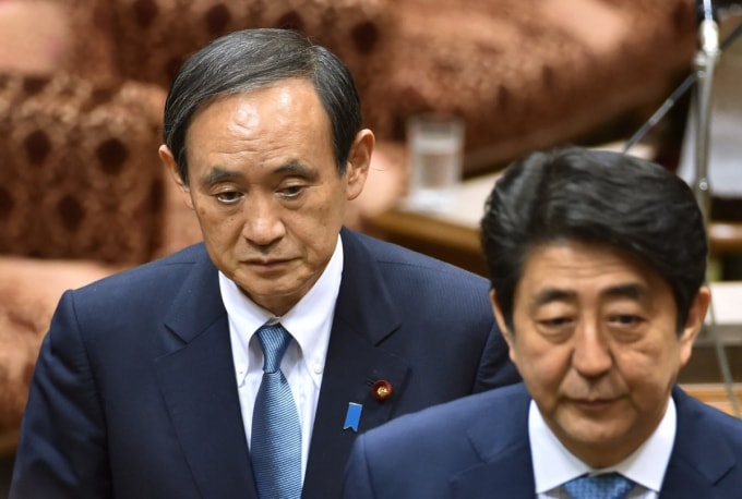 Yoshihide Suga (trái) được dự đoán sẽ nối tiếp con đường của Shinzo Abe - Ảnh: AFP/Kazuhiro Nogi