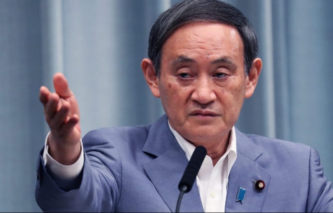 Yoshihide Suga tham dự cuộc họp báo tại văn phòng thủ tướng vào ngày 4 tháng 8 năm 2020 - Ảnh: AFP