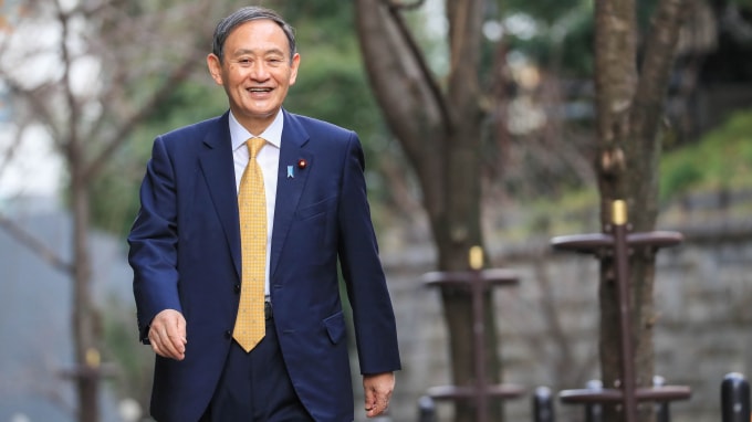 Yoshihide Suga được xem là một mẫu người của công việc - Ảnh: Reuters