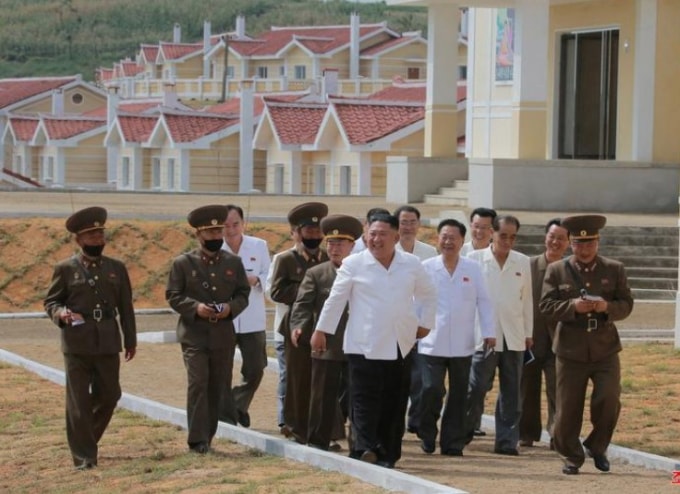 Nhà lãnh đạo Triều Tiên Kim Jong Un thị sát khu xây dựng lại Kangbuk-ri, huyện Kumchon, tỉnh Bắc Hwanghae, Triều Tiên, hình ảnh này được Hãng thông tấn Trung ương Triều Tiên công bố ngày 14 tháng 9 năm 2020.