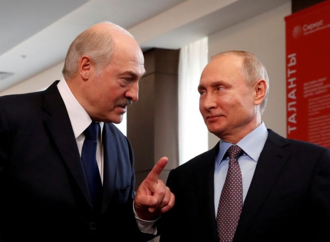 Tổng thống Belarus Alexander Lukashenko gặp Tổng thống Vladimir Putin trong chuyến thăm Nga mới đây - Ảnh: Reuters