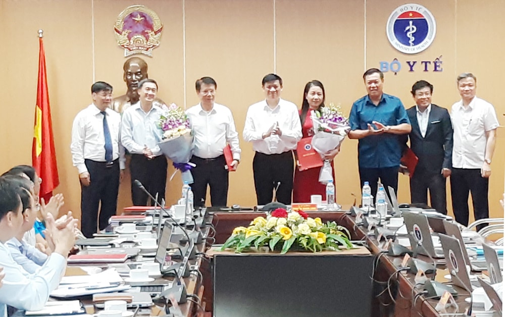 Bộ Y tế công bố quyết định thành lập tạp chí, trao quyết định bổ nhiệm lãnh đạo Tạp chí Y Dược học.