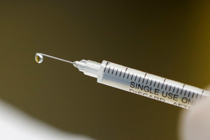 WHO: Không đủ vắc-xin để trở lại cuộc sống bình thường cho tới năm 2022. Ảnh: Reuters