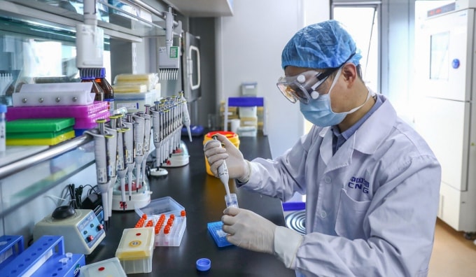 Các chuyên gia Trung Quốc đã và đang đánh giá cách đưa vắc xin vào sản xuất hàng loạt. Ảnh: Xinhua