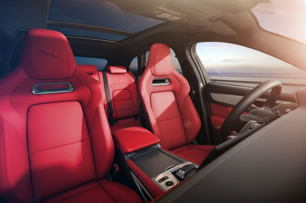 Khoang lái Jaguar F-Pace 2021. Ảnh: TL