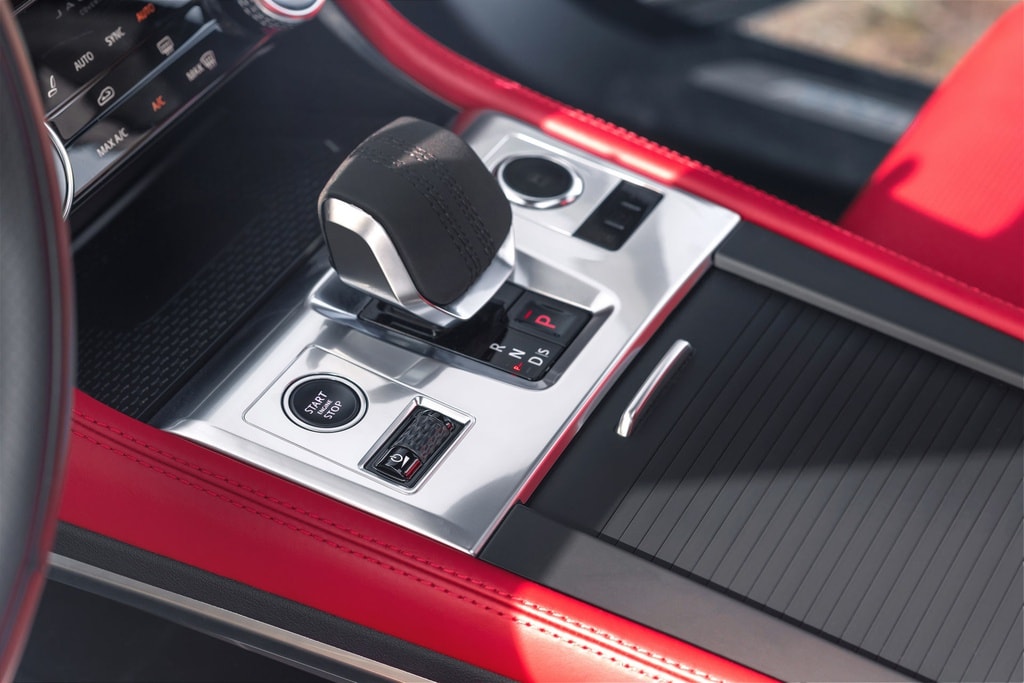 Khoang lái Jaguar F-Pace 2021. Ảnh: TL