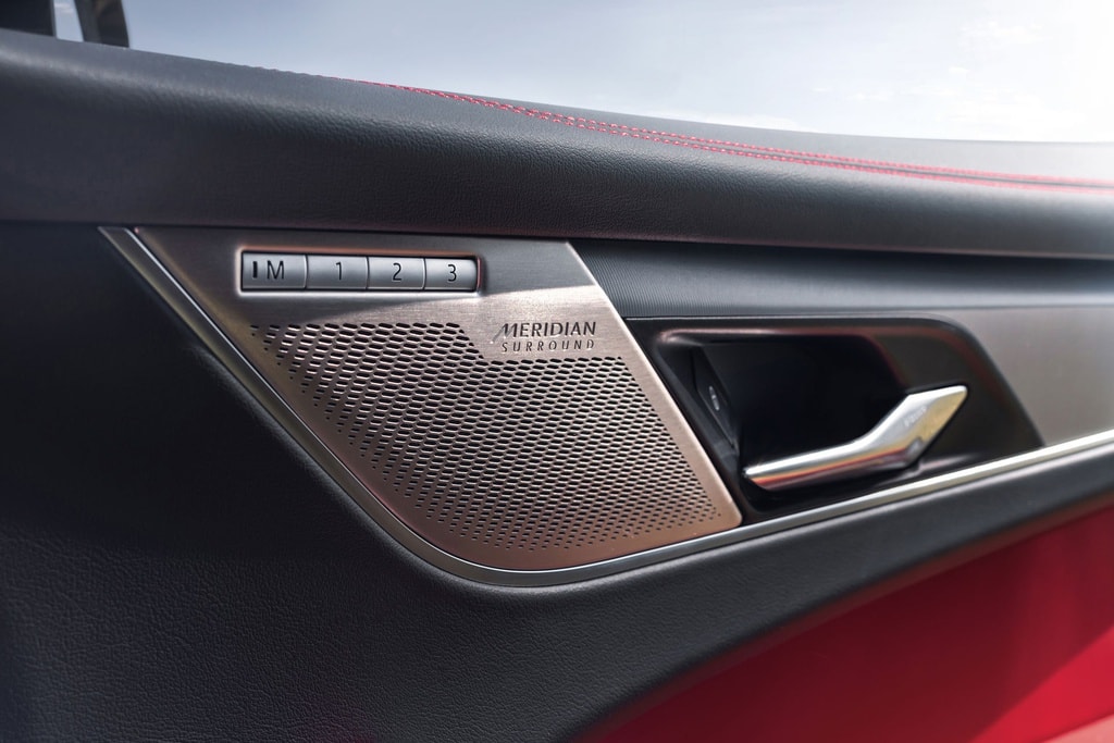 Khoang lái Jaguar F-Pace 2021. Ảnh: TL