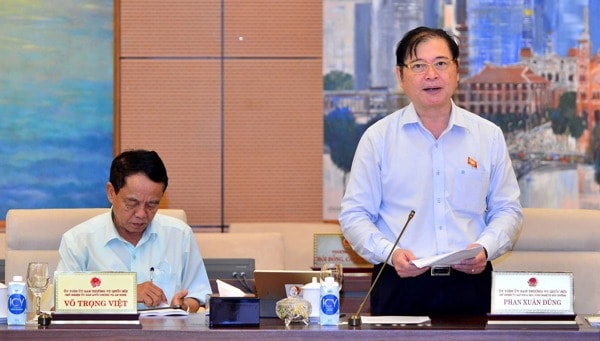 Chủ nhiệm Ủy ban Khoa học, Công nghệ và Môi trường Phan Xuân Dũng trình bày Báo cáo giải trình về “An ninh nguồn nước phục vụ sản xuất, sinh hoạt và quản lý an toàn hồ, đập”