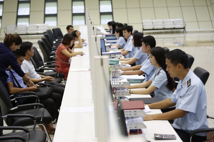 Cán bộ, công chức Chi Cục Hải quan cửa khẩu Hữu Nghị - Cục Hải quan Lạng Sơn làm thủ tục hàng hóa xuất nhập khẩu.