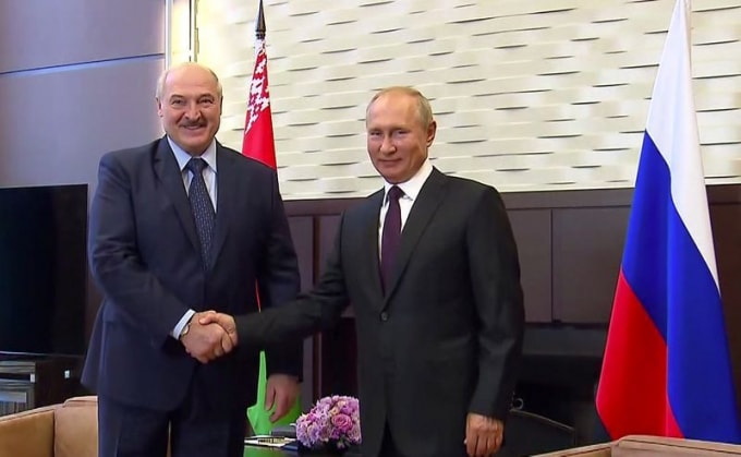 Tổng thống Belarus Alexander Lukashenko (trái) và người đồng cấp Nga Vladimir Putin. Ảnh: TS