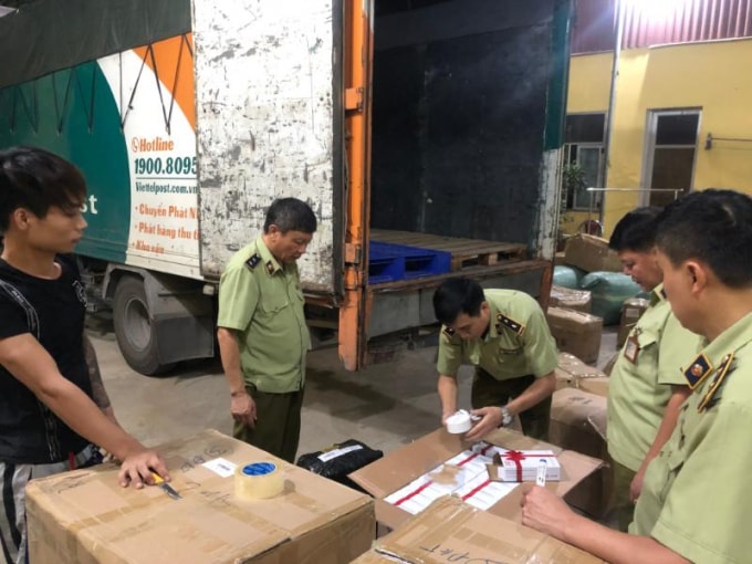 Đội QLTT số 2 kiểm tra hàng hóa vận chuyển trên phương tiện chuyển phát của Viettel, ảnh: TCQLTT