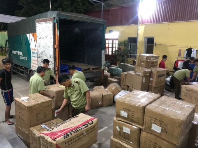 Đội QLTT số 2 kiểm tra hàng hóa vận chuyển trên phương tiện chuyển phát của Viettel, ảnh: TCQLTT