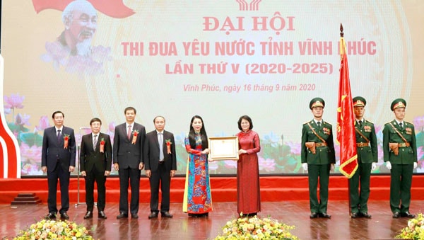 Phó Chủ tịch nước Đặng Thị Ngọc Thịnh trao Huân chương Lao động hạng Ba cho nhân dân và cán bộ tỉnh Vĩnh Phúc.