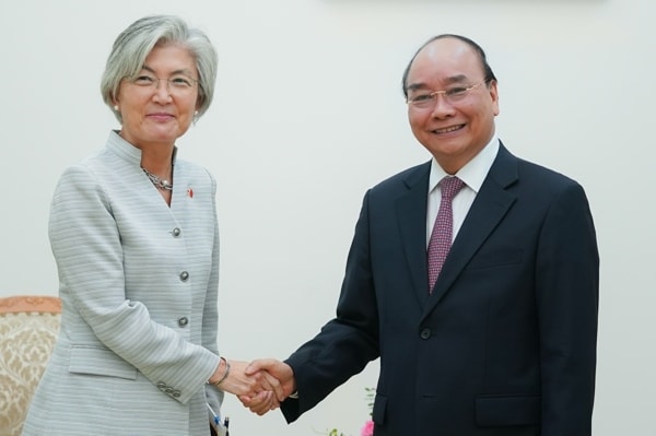 Thủ tướng Nguyễn Xuân Phúc tiếp Bộ trưởng Ngoại giao Hàn Quốc Kang Kyung Wha. Ảnh: VGP