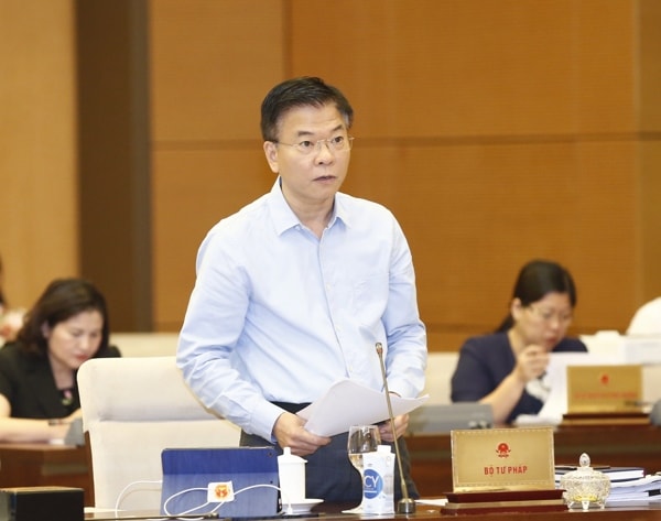 Bộ trưởng Bộ Tư pháp Lê Thành Long báo cáo. Ảnh: VGP