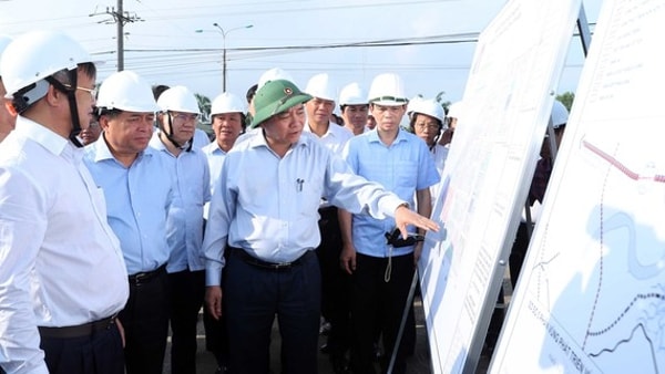 Thủ tướng Nguyễn Xuân Phúc kiểm tra, thị sát khu dân cư tái định cư xã Lộc An - Bình Sơn, huyện Long Thành, tỉnh Đồng Nai, ngày 21/7/2020. Ảnh: TTXVN