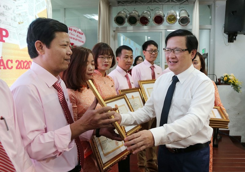 Ông Mai Lương Khôi, Thứ trưởng Bộ Tư pháp trao bằng khen của Bộ Tư pháp cho 15 cá nhân xuất sắc. Ảnh: Hoàng Giang