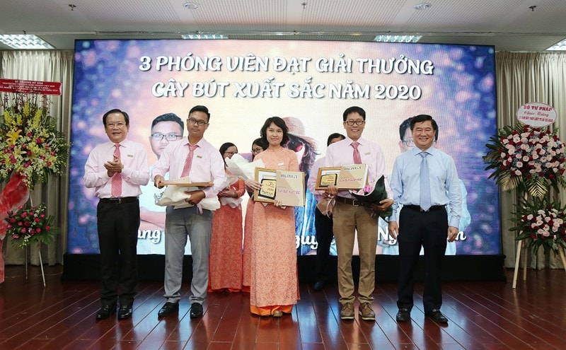 Trao giải cây bút xuất sắc năm 2020 đã được trao cho ba phóng viên: Nguyễn Tân, Tự Sang, Thu Nguyệt. Ảnh: Hoàng Giang
