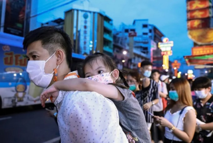 Mọi người đeo khẩu trang ở Bangkok. Thủ tướng Thái Lan Prayuth Chan-ocha cảnh báo rằng các cuộc tụ tập đông người tạo ra