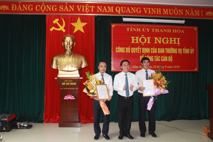 Ông Đỗ Trọng Hưng, Phó Bí thư Thường trực Tỉnh ủy Thanh Hóa (giữa) trao Quyết định chuẩn y kết quả bầu Bí thư Thành ủy Sầm Sơn đối với ông Lương Tất Thắng (bên trái) và Quyết định Điều động ông Nguyễn Ngọc Tiến làm Phó trưởng Ban Nội chính Tinh ủy. Ảnh: TĐ